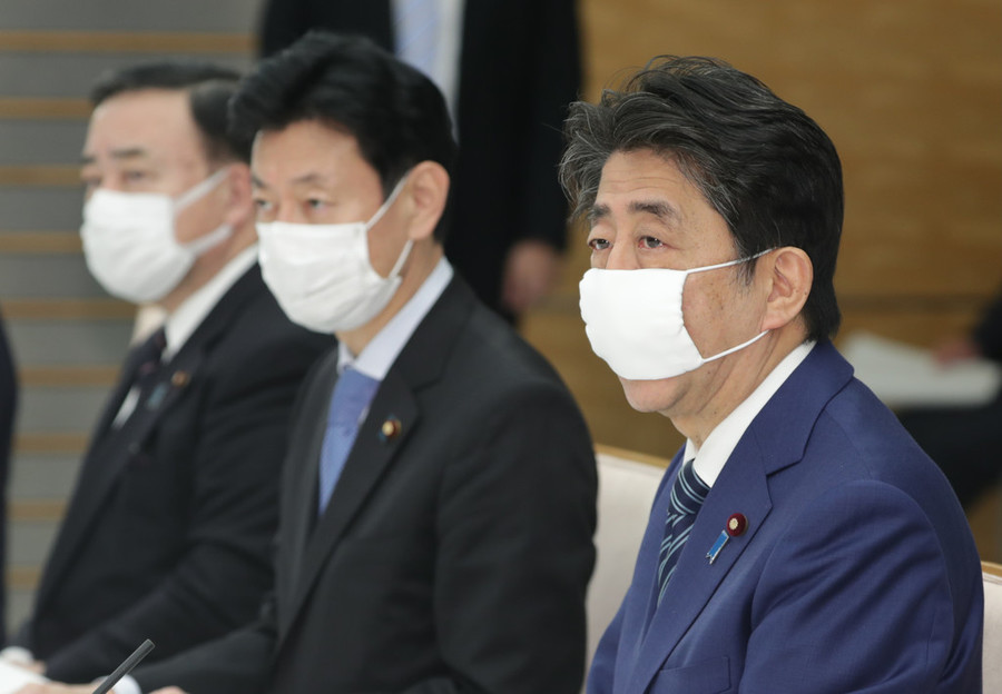 JPNG5's tweet photo. 【速報】安倍首相が今日からマスクを着用！
▼危機管理上、首相と副首相の同席を避ける
▼閣僚の着席間隔を空ける
▼官僚、事��方、記者、カメラマンらにもマスク着用を求める
▼会議では「３密」を避ける
https://t.co/bA4Nsaf8rG

#新型コロナウイルス
#マスク
#安倍首相 https://t.co/Hg35RFyT6z