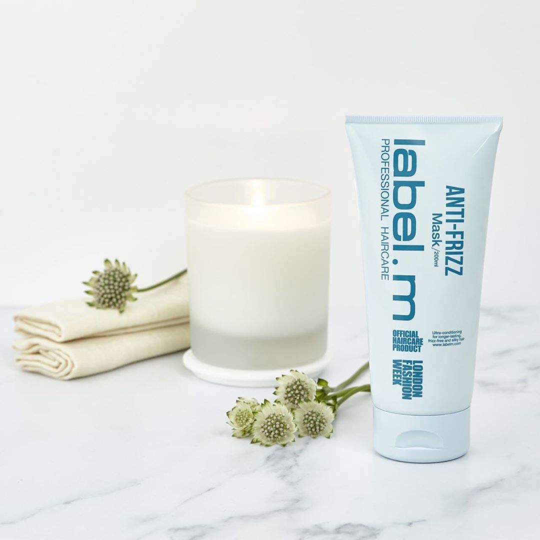 Uz hranjivu Anti-frizz masku za kosu, priuštite si ritual ljepote u udobnosti vašeg doma.Obogaćena jedinstvenom mješavinom bilja (mirta, smreka) kosa će bit glatka i svilena.🌿Čuvajte svoje zdravlje i #ostanite doma, a mi ćemo vam željene proizvode dostaviti na adresu :)