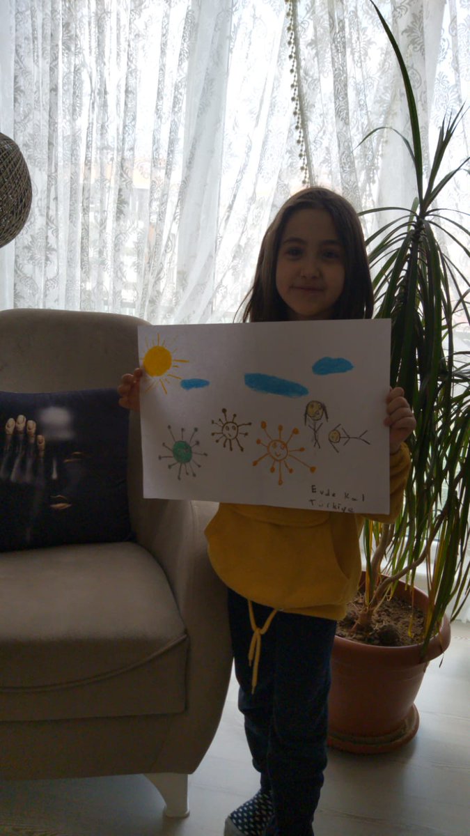 Evde kalıyoruz.Parklara oynamaya çıkmıyoruz.