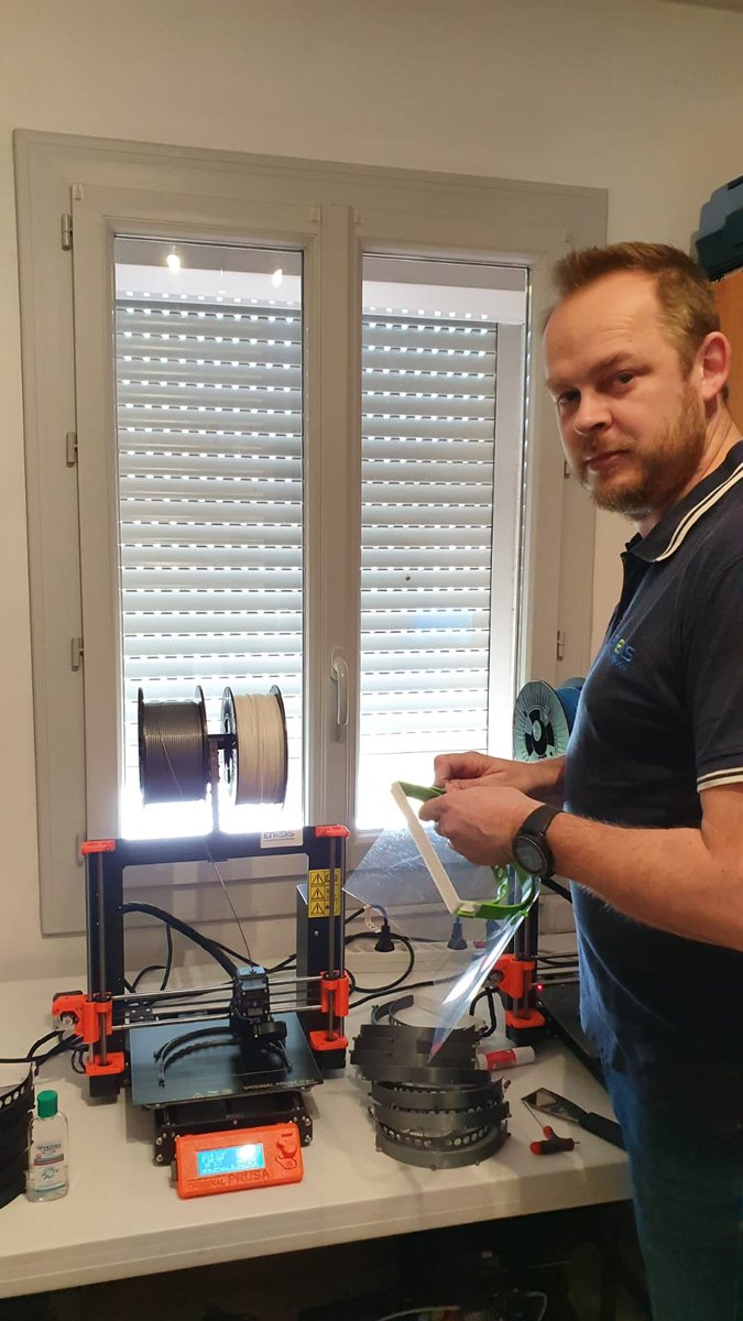 EnedisRegionSud's tweet photo. 👏#SolidariteCOVID19,@enedis_prov_alp fabrique grâce à l'#impression3D des visières à destination du corps médical des #BouchesduRhône, pour répondre à la demande @univamu et doter @aphm_actu d'équipements de protection. @ARSPaca
Bravo à Cédric Monot pour son engagement et les📸 https://t.co/9dI3vHDgF3