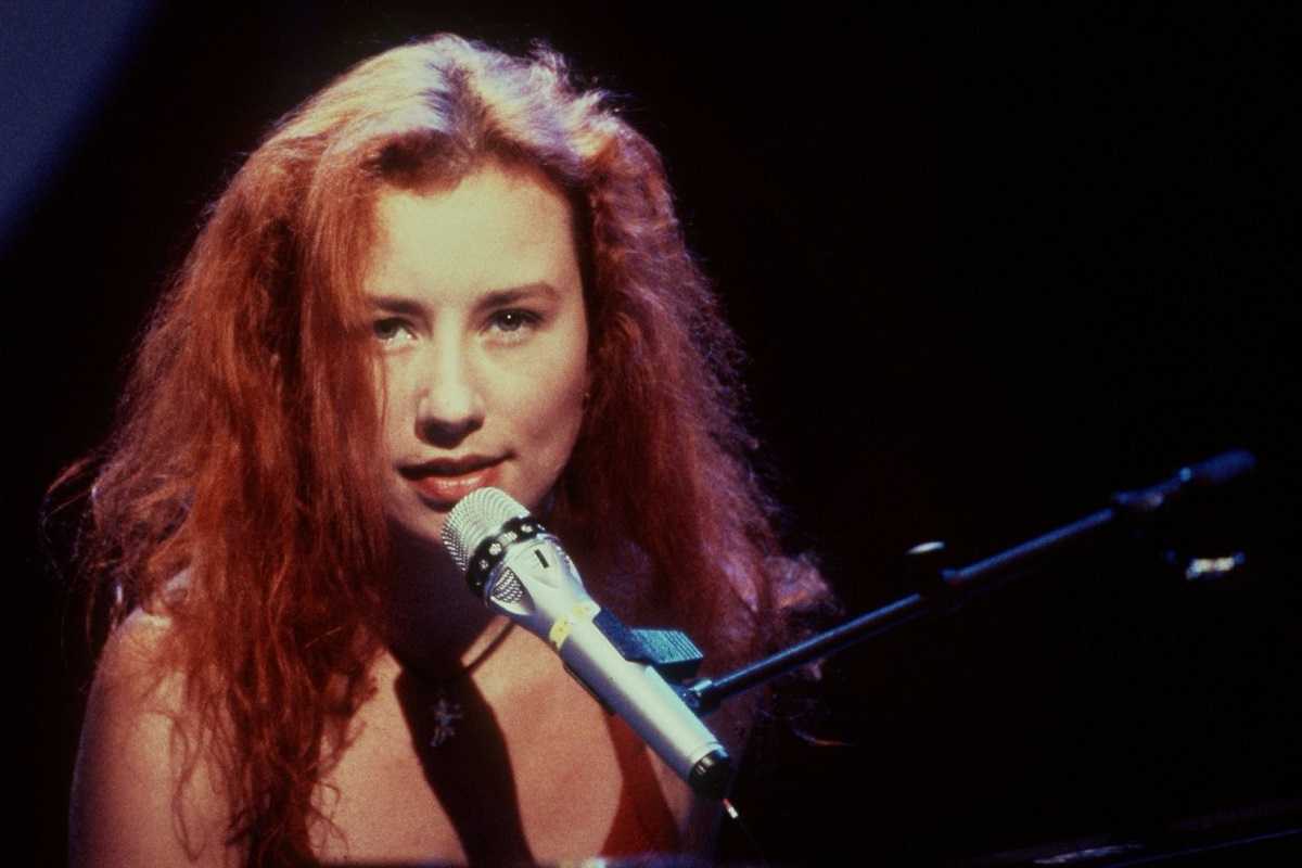 Με το Little Earthquakes (1992), γράφει ο Δημήτρης Μεντές, η Tori Amos σχημάτισε ένα καινούριο μουσικό έδαφος, 

που άνοιξε δρόμο για τις εναλλακτικές rockers των 1990s και εξακολουθεί να επηρεάζει σύγχρονες φιγούρες σαν τη Florence ή και τη Lady Gaga bit.ly/2ymPGND