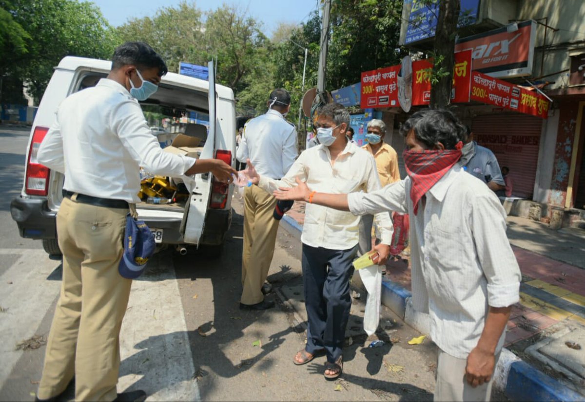 #Pictures | Pune Police distributing free food to homeless people from Koregaon park area upto Bajirao road area

<a href="/PuneCityPolice/">पुणे शहर पोलीस</a>