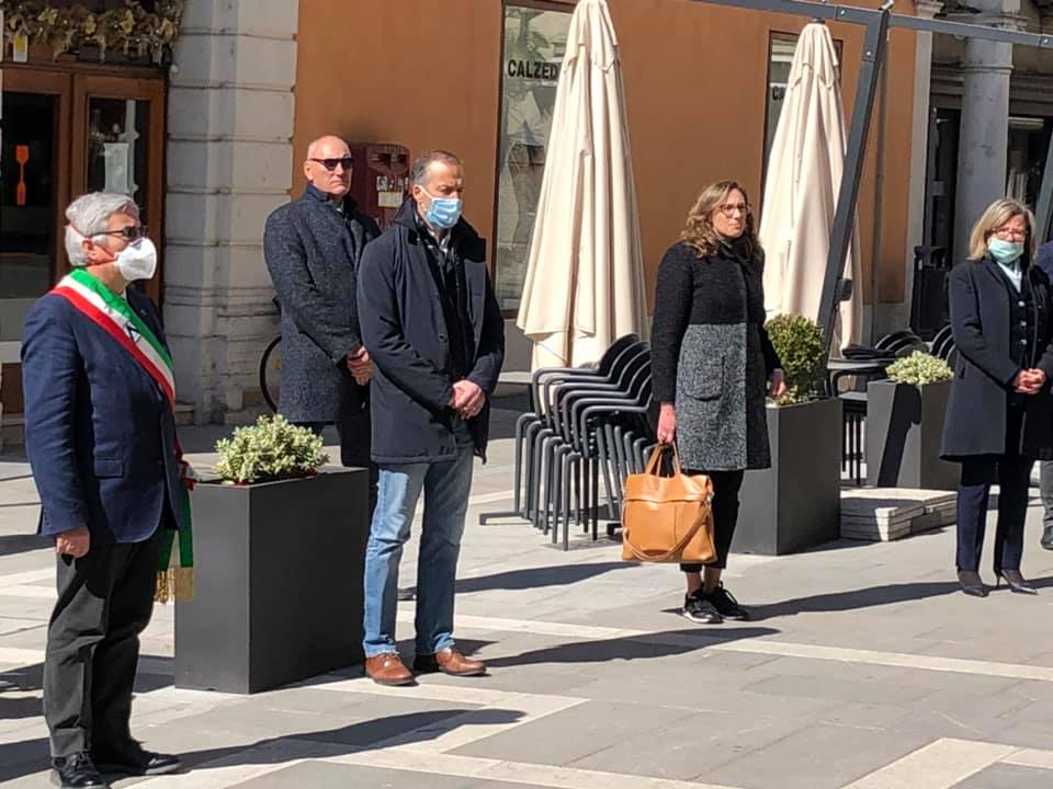 Il <a href="/ComuneDiUdine/">Comune di Udine</a> ha aderito all’iniziativa di <a href="/anci_fvg/">ANCI FVG</a>  per ricordare le vittime del coronavirus e ringraziare gli operatori sanitari per l’impegno quotidiano nella lotta all’epidemia.
Un minuto di silenzio davanti alle bandiere a mezz’asta del municipio! #andratuttobene