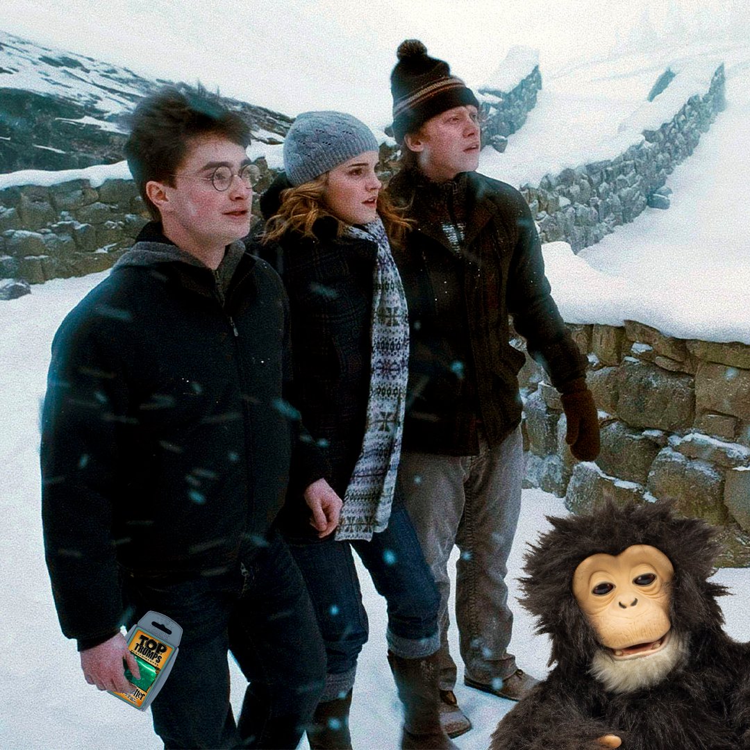 Hogwarts también a despertado con clima frío y nieve ❄️ Harry, Hermione y Ron han decidido jugar Top Trumps este día. Recuerda que para ganar en Top Trumps debes ser el jugador que consigue todas las cartas. Quién de nuestros aprendices de hechiceros favoritos ganará la partida?