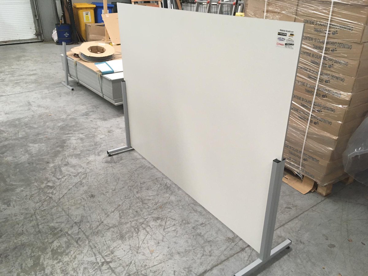 Escala_SA's tweet photo. Hoy hemos entregado en el #HospitalSanPedro 80 biombos como estos que hemos fabricado seis empresas, las riojanas, #lacadosPIRESA, #maderasOJEDA, #arteydiseñoenmetal, @Escala_SA, #IMI y la multinacional @GrupoFinsa para separar camas. En #tiemporécord con una #enormeilusión https://t.co/OBGdZMPJKT