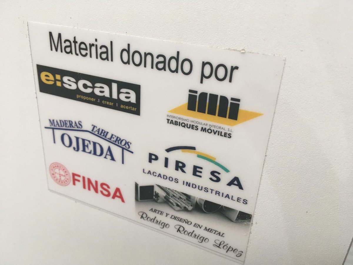 Escala_SA's tweet photo. Hoy hemos entregado en el #HospitalSanPedro 80 biombos como estos que hemos fabricado seis empresas, las riojanas, #lacadosPIRESA, #maderasOJEDA, #arteydiseñoenmetal, @Escala_SA, #IMI y la multinacional @GrupoFinsa para separar camas. En #tiemporécord con una #enormeilusión https://t.co/OBGdZMPJKT