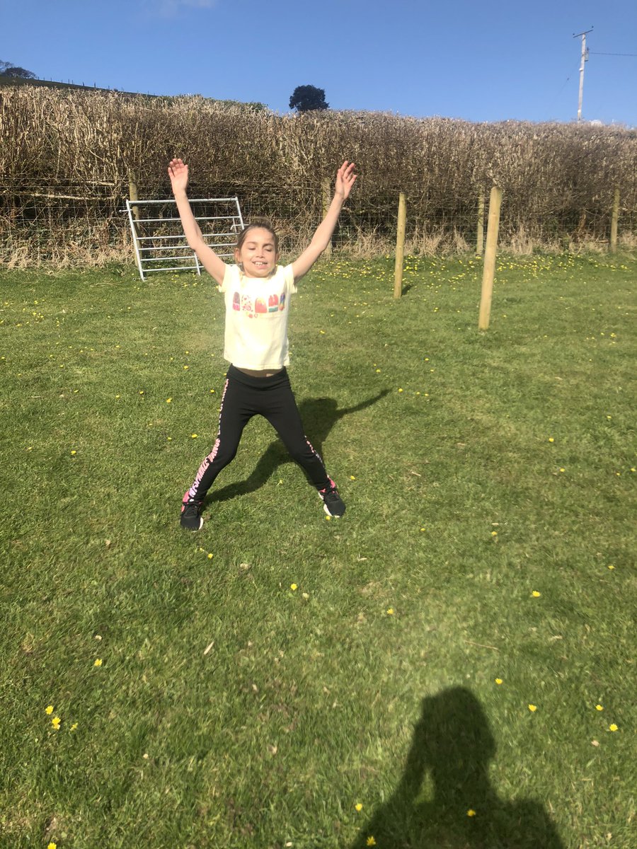 StephiCaro85's tweet photo. Family circuit training round our field this morning 10 star jumps, 10 press ups, 10 sit-ups; 10 kick ups in each corner, then 8, 6, 4 & 2 πͺπΌπͺπΌ and it worked out we ran 1.5km in between the circuits #sedberghathome #sedbergh_prep #waysofthewolf https://t.co/VCxyaoT353