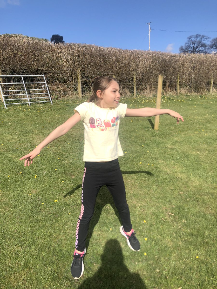 StephiCaro85's tweet photo. Family circuit training round our field this morning 10 star jumps, 10 press ups, 10 sit-ups; 10 kick ups in each corner, then 8, 6, 4 & 2 πͺπΌπͺπΌ and it worked out we ran 1.5km in between the circuits #sedberghathome #sedbergh_prep #waysofthewolf https://t.co/VCxyaoT353