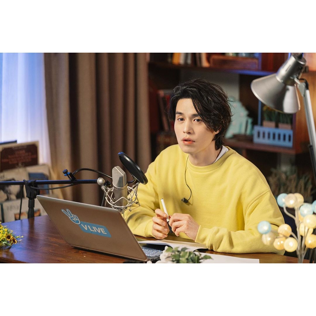 actor_wookie's tweet photo. 동욱 배우와 함께한 V LIVE <라디오 아파트> 비하인드 컷 공개!
-
똑똑똑🎶
여기 다 있네요... 동욱 배우의 잘생김과 귀여움😘
-
V LIVE <라디오 아파트> 다시 보기
👉 https://t.co/DBuFkZby32
-
#이동욱 #LeeDongWook #李栋旭 #욱스타그램 #라디오아파트 #RADIOAPART #브이라이브 https://t.co/MVGzxyQ02P