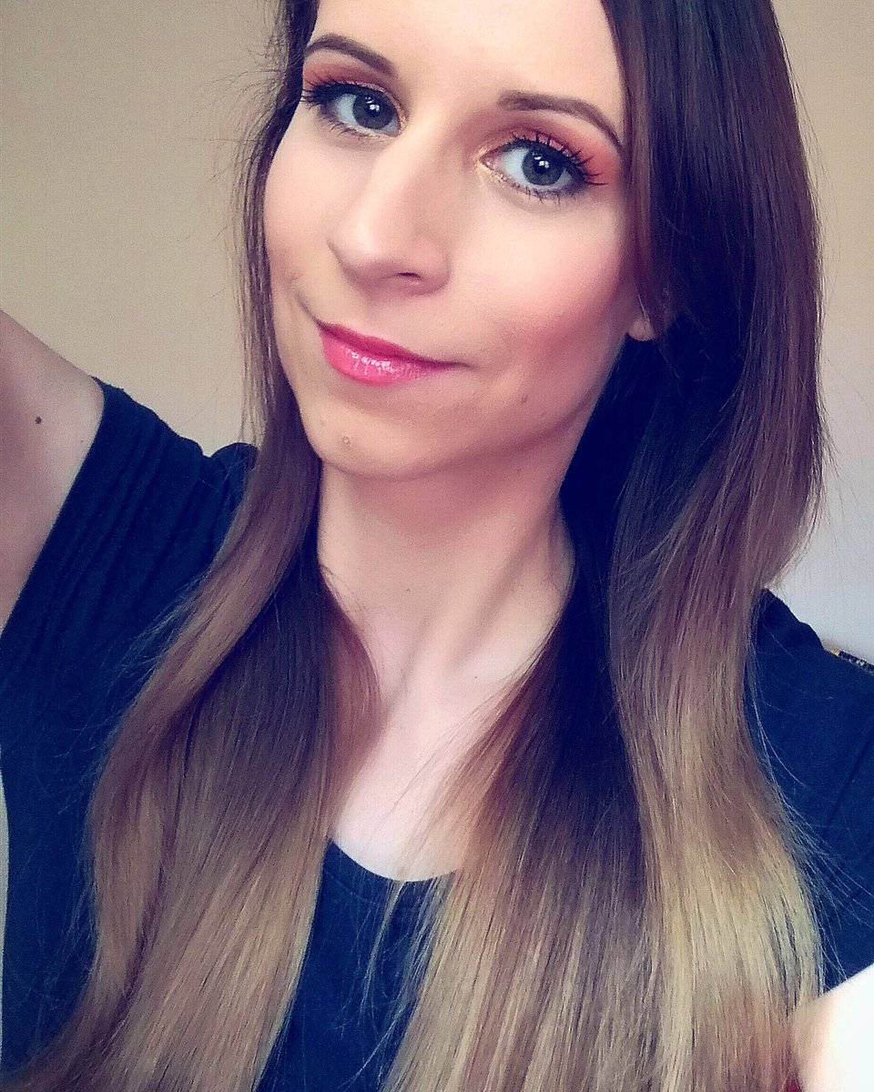 Szymcso's tweet photo. #makeup #makeupchallenge #lifestyle #StayAtHome #lovelive #girslife #balayagehair #Blonde https://t.co/pOyAyb1xsk