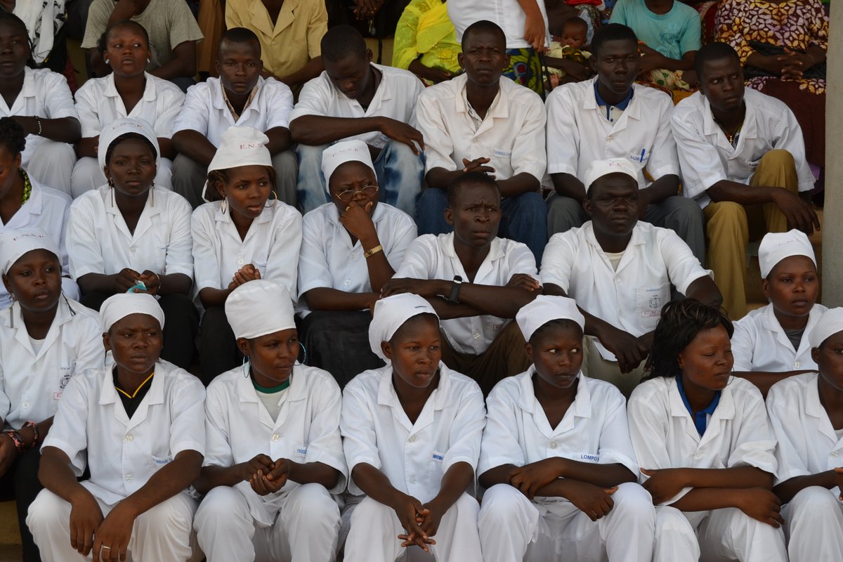 OMS_Burkina's tweet photo. Personnel de santé, connectez- vous en ligne pour vous informer sur le COVID 19, afin de vous protéger et de protéger les patients.  L'OMS propose des cours gratuits et publie régulièrement des conseils techniques : https://t.co/R9Hf9QRRzs https://t.co/ioDCpegzVI