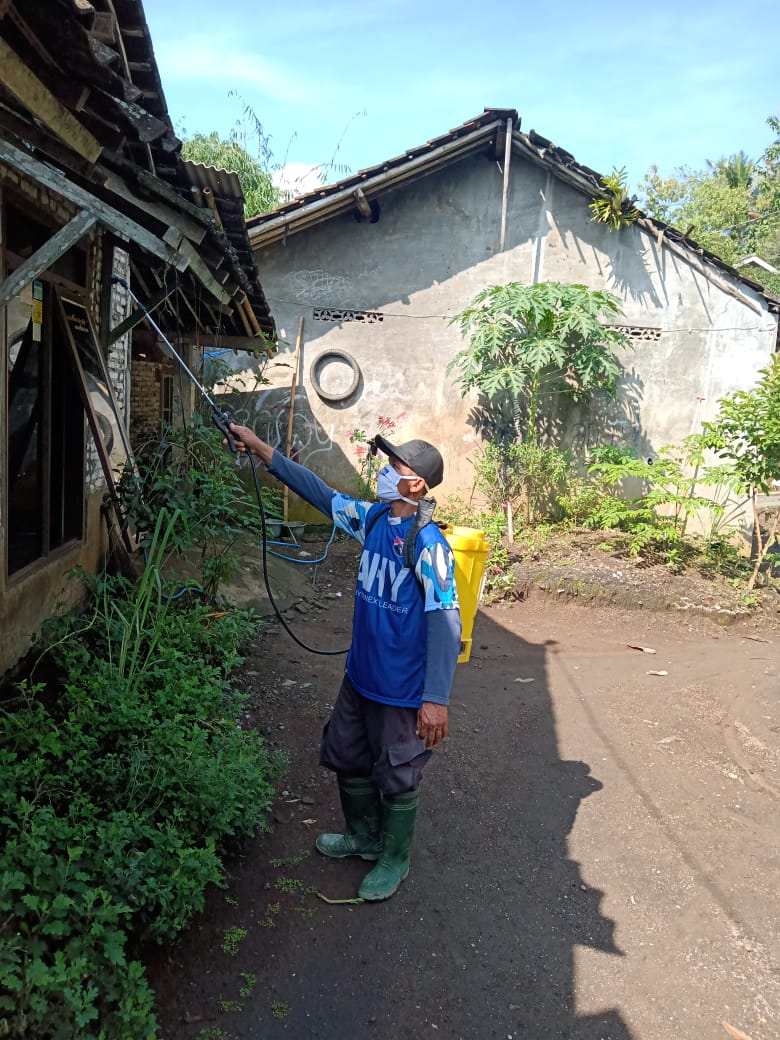 Bakti sosial penyeprotan disinfektan desa paingan kedungsari bandongan bersama partai demokrat 👍