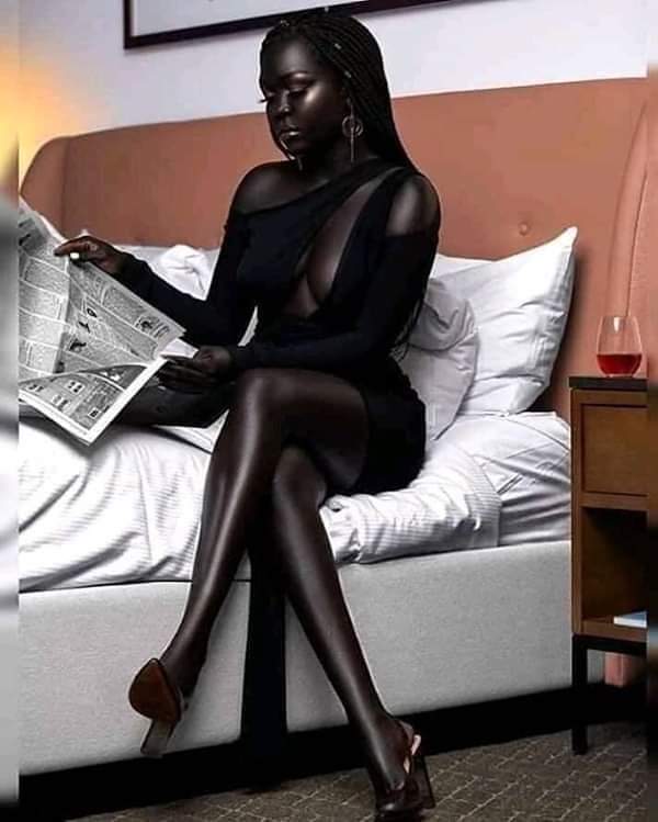 ZonePresse_'s tweet photo. La reine des ténèbres - Nyakim Gatveh - un mannequin du Soudan du Sud, a conquis la société avec une couleur de peau incroyablement sombre, la couleur de peau la plus sombre du monde des modèles. https://t.co/Ctv8laSAkc