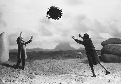 rdvdupossible's tweet photo. #artetsciences Gilbert Garcin, né en 1929 à la Ciotat, est un #photographe visionnaire. Nous avons découvert son travail au début des années 2000. https://t.co/AC10UIN73C 3/3 https://t.co/qrynM6adyf