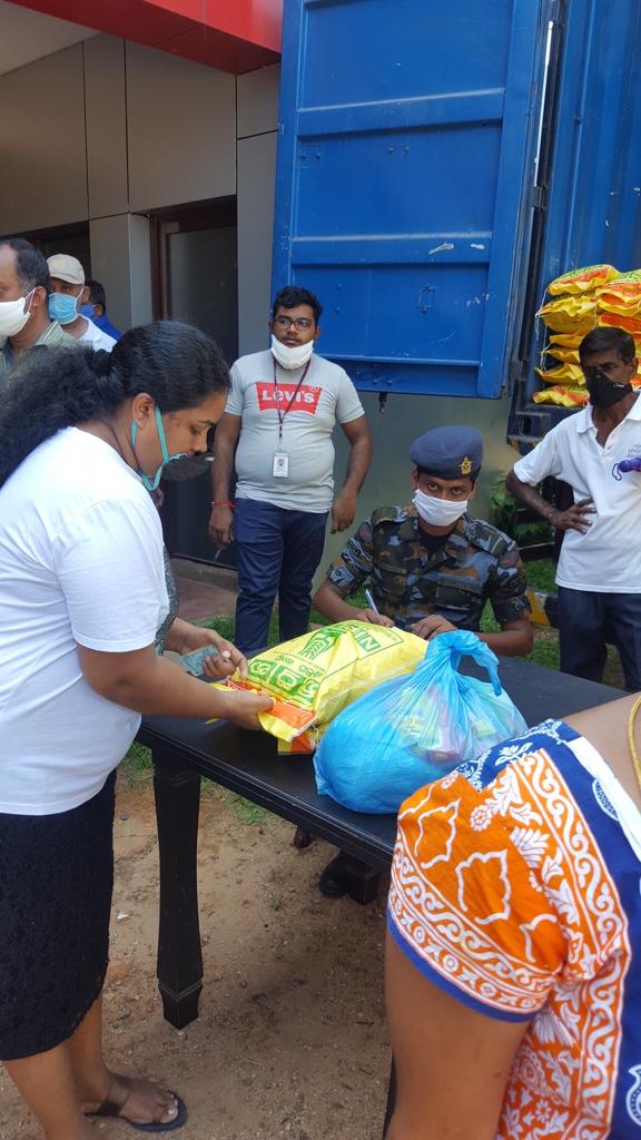 KanishkaSenana1's tweet photo. කොළඹ නගර සභාව;  
නගර සභා බලප‍්‍රදේශය තුළ ජීවත් වන අඩු ආදායම් ලාභීන් වෙනුවෙන් 
අත්‍යවශ්‍ය ආහාර ද්‍රව්‍ය බෙදා දීමේ වැඩසටහනක් - 
අද දිනයේ දියත් කළා..!

මෙම වැඩසටහන සදහා, කොළඹ නගරාධිපතිනී; 
රෝසී සේනානායක මහත්මිය, මූලිකත්වය ගත්තා..! https://t.co/X00c2nSHwi