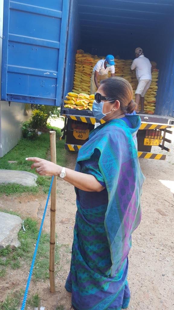 KanishkaSenana1's tweet photo. කොළඹ නගර සභාව;  
නගර සභා බලප‍්‍රදේශය තුළ ජීවත් වන අඩු ආදායම් ලාභීන් වෙනුවෙන් 
අත්‍යවශ්‍ය ආහාර ද්‍රව්‍ය බෙදා දීමේ වැඩසටහනක් - 
අද දිනයේ දියත් කළා..!

මෙම වැඩසටහන සදහා, කොළඹ නගරාධිපතිනී; 
රෝසී සේනානායක මහත්මිය, මූලිකත්වය ගත්තා..! https://t.co/X00c2nSHwi