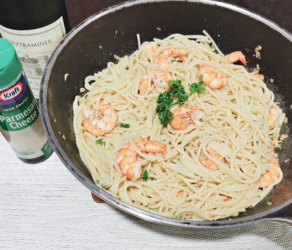 31 March 2020DINNER: Shrimp Aglio e Olio Pasta & Homemade Dinner Rolls (it's my first attempt to make dinner rolls and not bad).  and some White Wine. Hi  @BTS_twt because I've been rewatching Bon Voyage so decided to toss some pasta. 