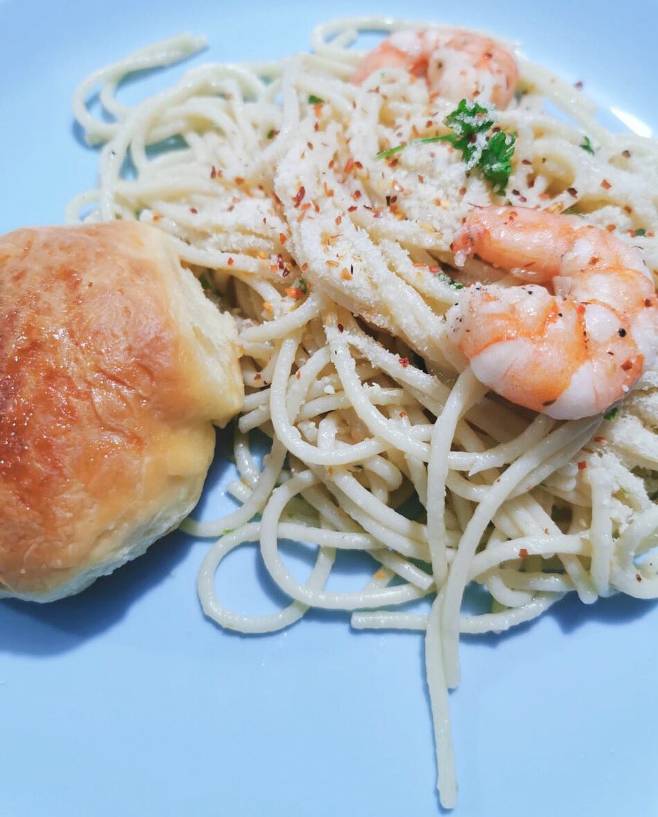 31 March 2020DINNER: Shrimp Aglio e Olio Pasta & Homemade Dinner Rolls (it's my first attempt to make dinner rolls and not bad).  and some White Wine. Hi  @BTS_twt because I've been rewatching Bon Voyage so decided to toss some pasta. 