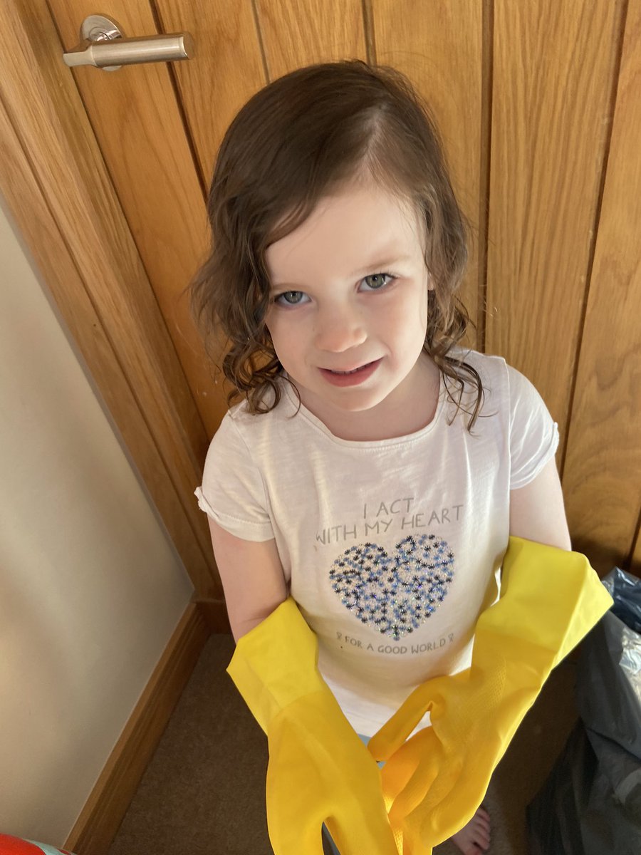 sammycsneddon's tweet photo. @Wpsnursery2 Georgie being super helpful today! Helping mummy empty out the spare room for the arrival of her baby brother or sister ❤️ https://t.co/wIO0Oe2bfa