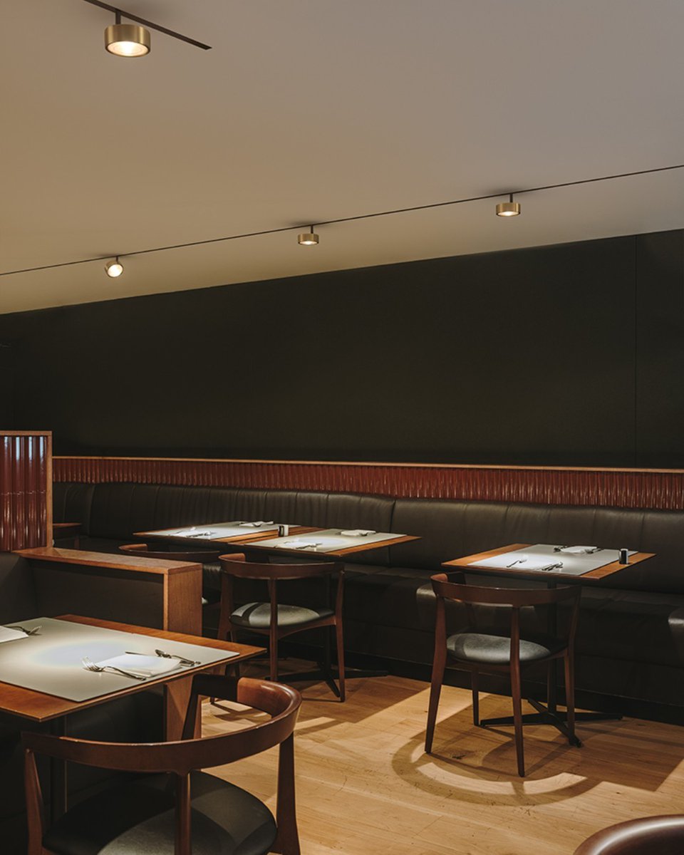 Kiva offers a sharp and compact design and is compatible with a low-voltage system, making it ideal for restaurants and hospitality establishments.

Kiva es una buena opción para iluminar espacios de restauración y hospitality.

#LEDSC4 #lighting #iluminación #techlight