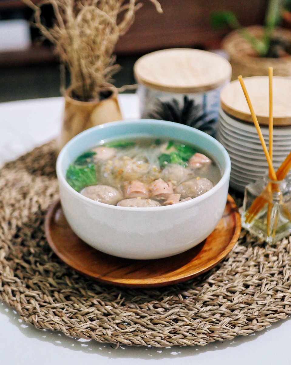 nisrinadhiya's tweet photo. Menu cemilan yang tepat
saat di luar hujan deres :
Bakso kuah hasil eksperimenku
Kroket keju dari mba @Pashatama
Wedang empon-empon bikinan
@Madariyanhadi π₯Ίπ
#snackathome #stayathome https://t.co/eQbAto16A3