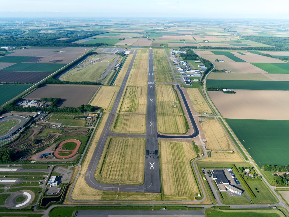 Opening Lelystad Airport met een jaar uitgesteld:

verkeerskunde.nl/artikel/openin…