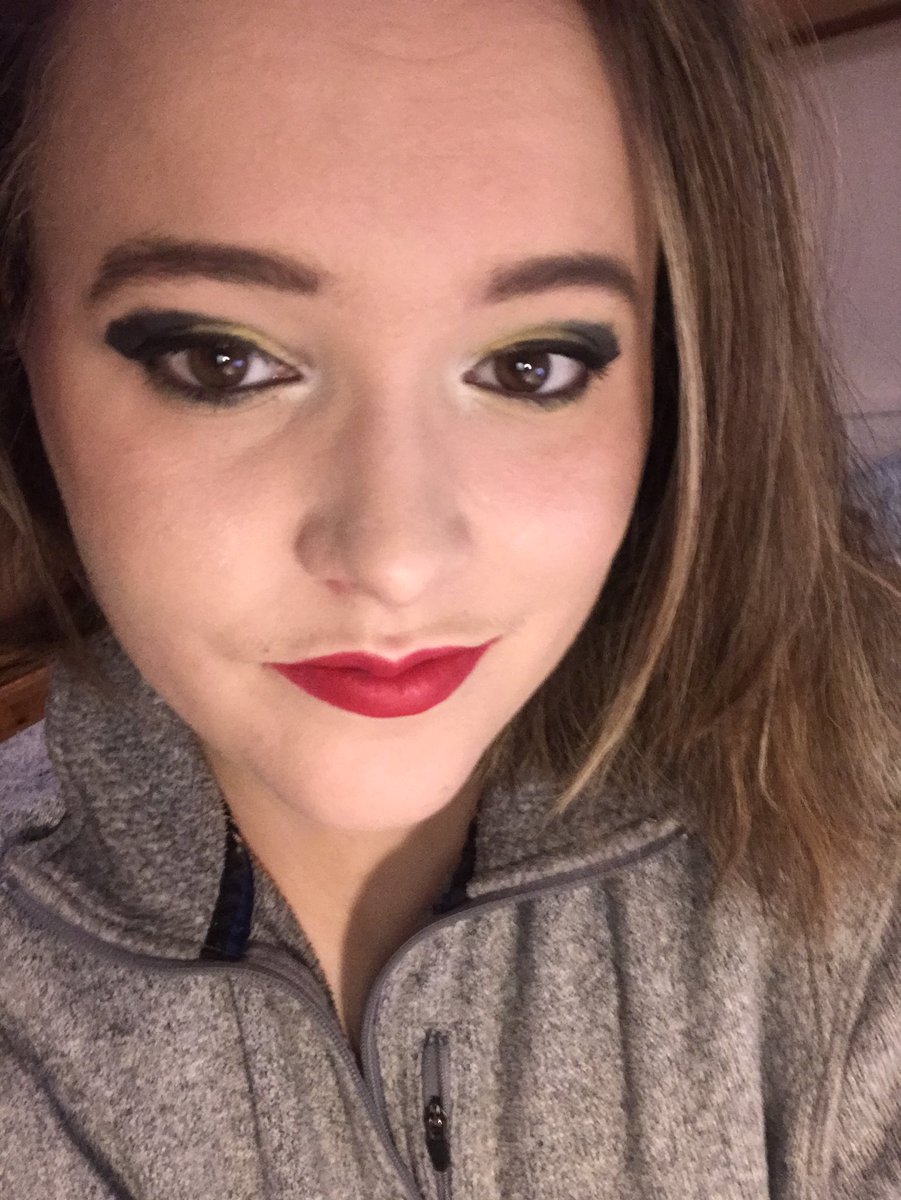 voodooqueen__'s tweet photo. Did four looks inspired by the Hogwarts houses from Harry Potter ( @jk_rowling ). Actually quite proud of them ❤️💙💚💛 https://t.co/5U7NvUZQzU