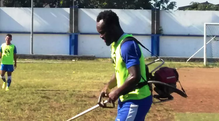 <a href="/SanBassMedia/">Samba</a> In our team, we hire Essien as a gardener