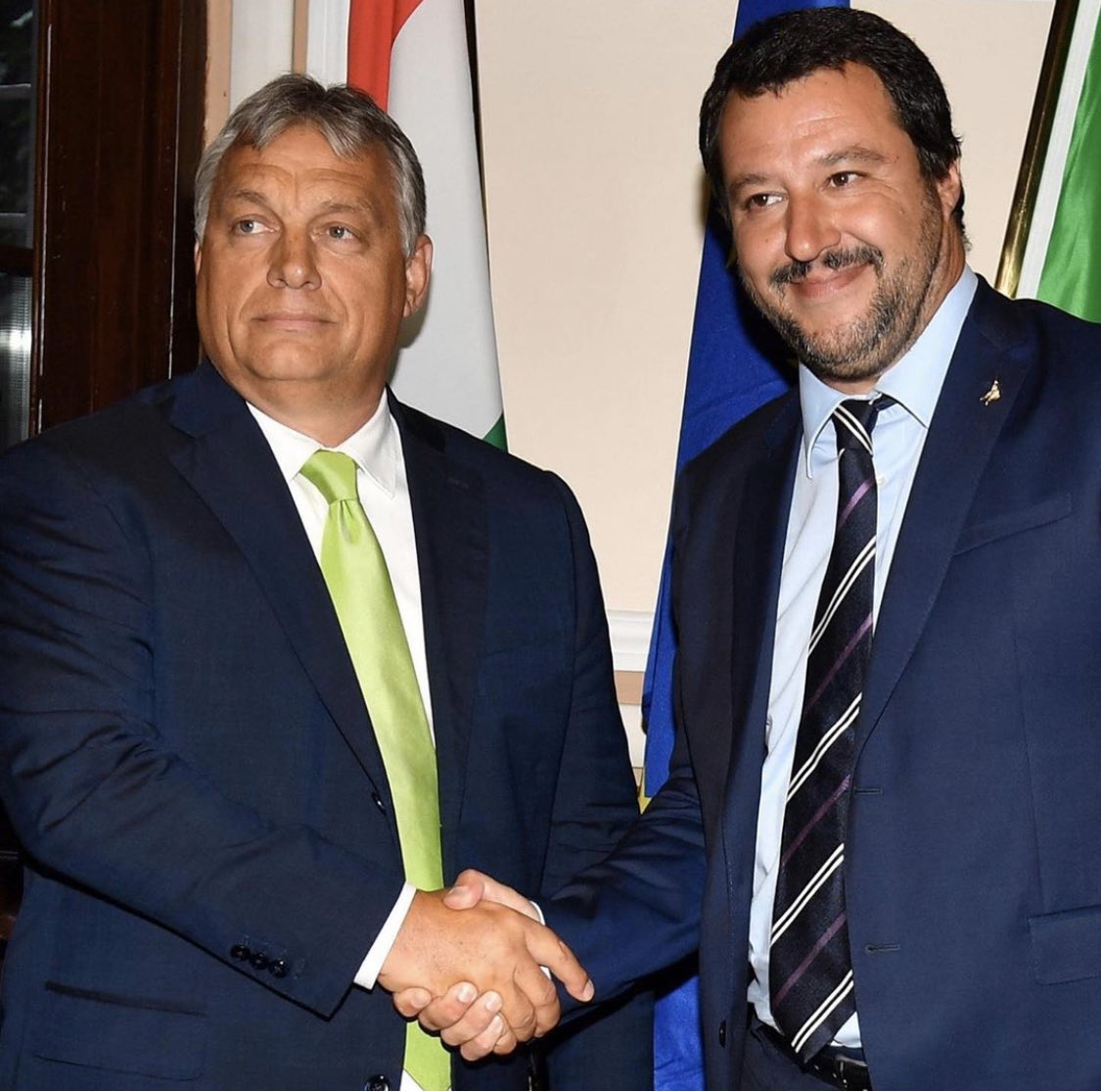 AndreaScanzi's tweet image. Difficile riuscire a condensare in un solo scatto il peggio del peggio del peggio della politica contemporanea. Ma questo scatto ci riesce benissimo. Orban &amp;amp; Orbini #orban #salvini