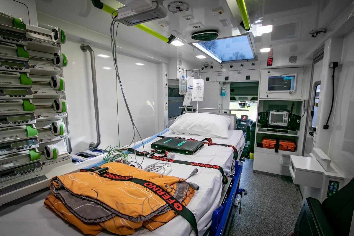 AmbulanceRR's tweet photo. Dit is onze Mobiele Intensive Care Unit (MICU). Speciaal ingericht voor het transport van IC-patiënten. Nu ingezet om IC-patiënten vanuit Brabant naar andere ziekenhuizen te vervoeren zodat er voldoende bedden beschikbaar blijven voor coronapatiënten. 
#Corona #AZRR #VRR https://t.co/EIPsxPsmR3