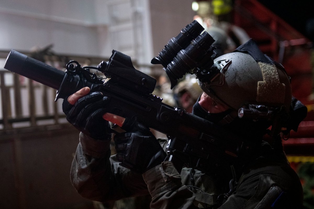 tacticalporn's tweet photo. Israeli Shayetet 13 operators during VBSS training in the Mediterranean Sea.
#SpecialForces #SF #NavySOF https://t.co/pTJZ4E0ViC