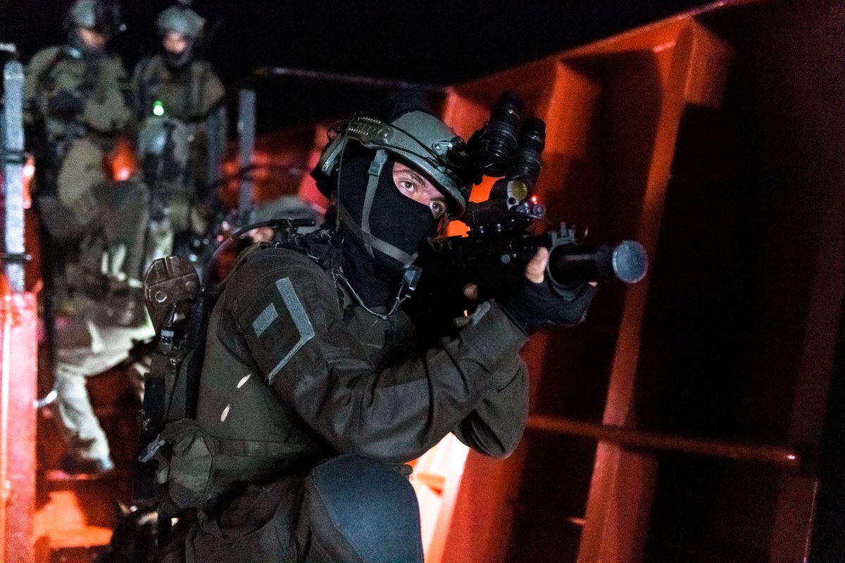 tacticalporn's tweet photo. Israeli Shayetet 13 operators during VBSS training in the Mediterranean Sea.
#SpecialForces #SF #NavySOF https://t.co/pTJZ4E0ViC