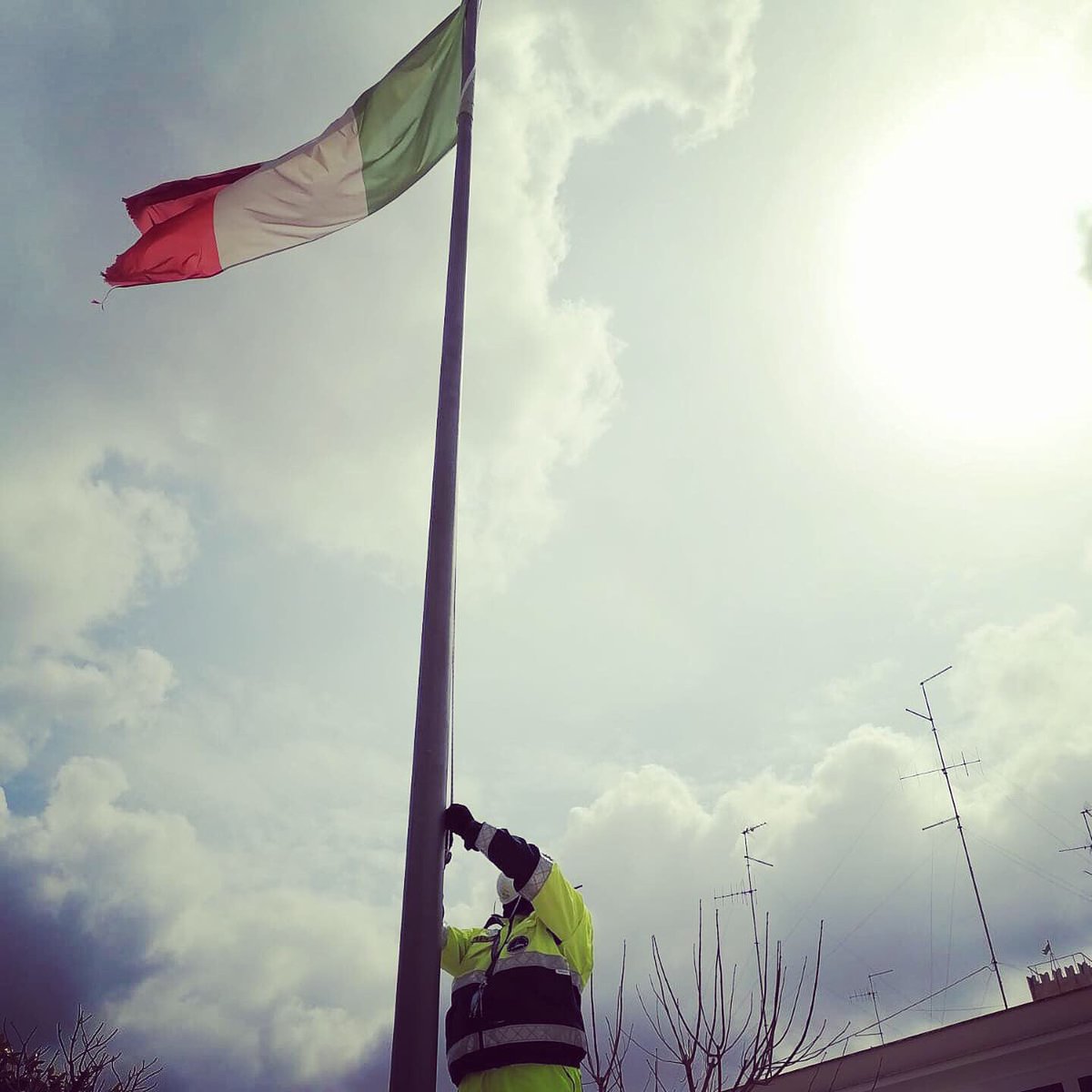 ScianDan's tweet photo. #MODUGNO. BANDIERE TRICOLORI A MEZZ’ASTA IN SEGNO DI LUTTO 🇮🇹

Anche a Modugno l’iniziativa, promossa da ANCI, per rendere omaggio a tutte le vittime del #Coronavirus. Un segno di vicinanza ai familiari e di partecipazione nazionale al cordoglio delle Comunità più colpite. https://t.co/zsxfK6rKrV