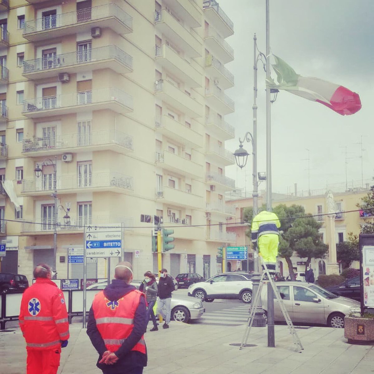 ScianDan's tweet photo. #MODUGNO. BANDIERE TRICOLORI A MEZZ’ASTA IN SEGNO DI LUTTO 🇮🇹

Anche a Modugno l’iniziativa, promossa da ANCI, per rendere omaggio a tutte le vittime del #Coronavirus. Un segno di vicinanza ai familiari e di partecipazione nazionale al cordoglio delle Comunità più colpite. https://t.co/zsxfK6rKrV