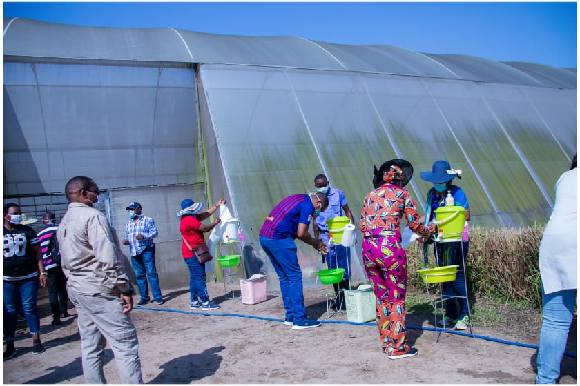 gata_bona's tweet photo. Ce 31 mars2020, la maman #OliveLembeKabila a ouvert les portes de la #FermeEspoir de #Kinshasa à différentes couches de la population, en soutien particulier aux femmes paysannes dont elle fait partie, pour clôturer le mois de la femme. @PamCongo @UNICEFDRC https://t.co/FbdpPlbyVv