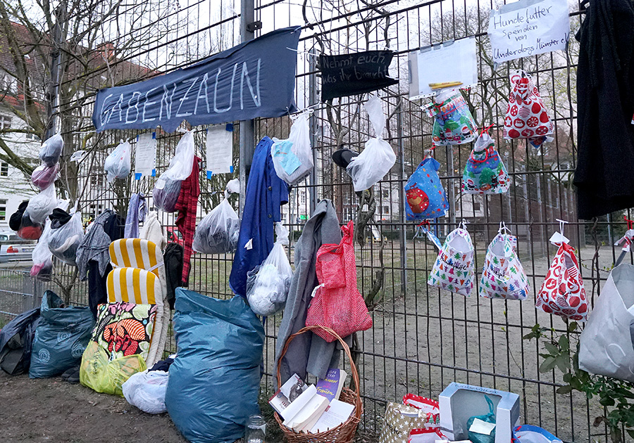 muenster_de's tweet photo. Die Nachfrage nach einem #Gabenzaun in Münster war in den letzten Tagen groß: Am #BremerPlatz und am Spielplatz #Hansaplatz könnt ihr ab sofort Tüten mit warmer Kleidung, Essen, Hundefutter uvm. spenden: Bedürftige und Menschen ohne Obdach können sich nehmen, was sie benötigen. https://t.co/SwQ6Ggsrlk