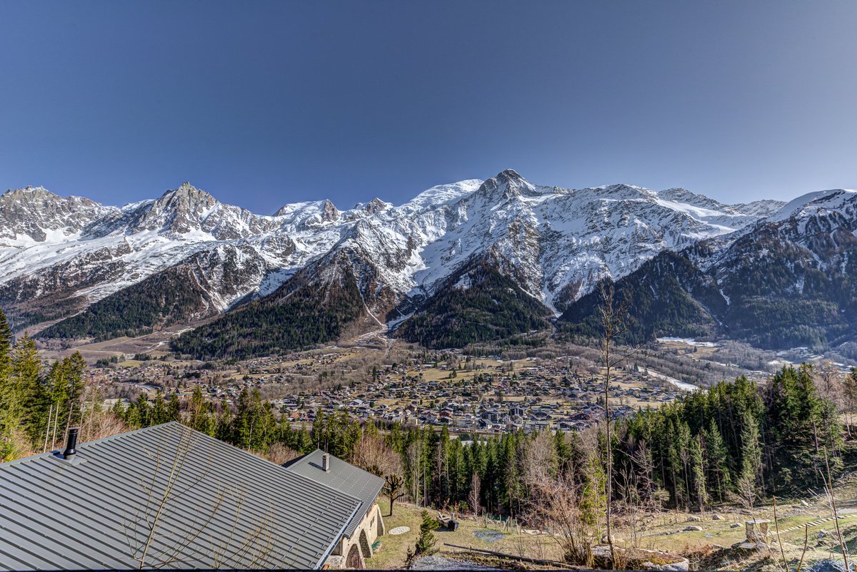 andy_symington's tweet image. Great views, a great sunspot. Chalet Doran in Coupeau has it all.  chamonix-property.com/doran.htm #spectacularviews #chamonixproperty #propertiesforsale #knightfrank