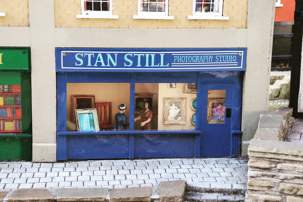bekonscot's tweet photo. When choosing where to have their photo taken, Bekonscot residents have no choice but to Stan
#Bekonscot #bekonscotmodelvillage #beaconsfield #portrait #photography #newtown #standstill https://t.co/uXZoIV081U
