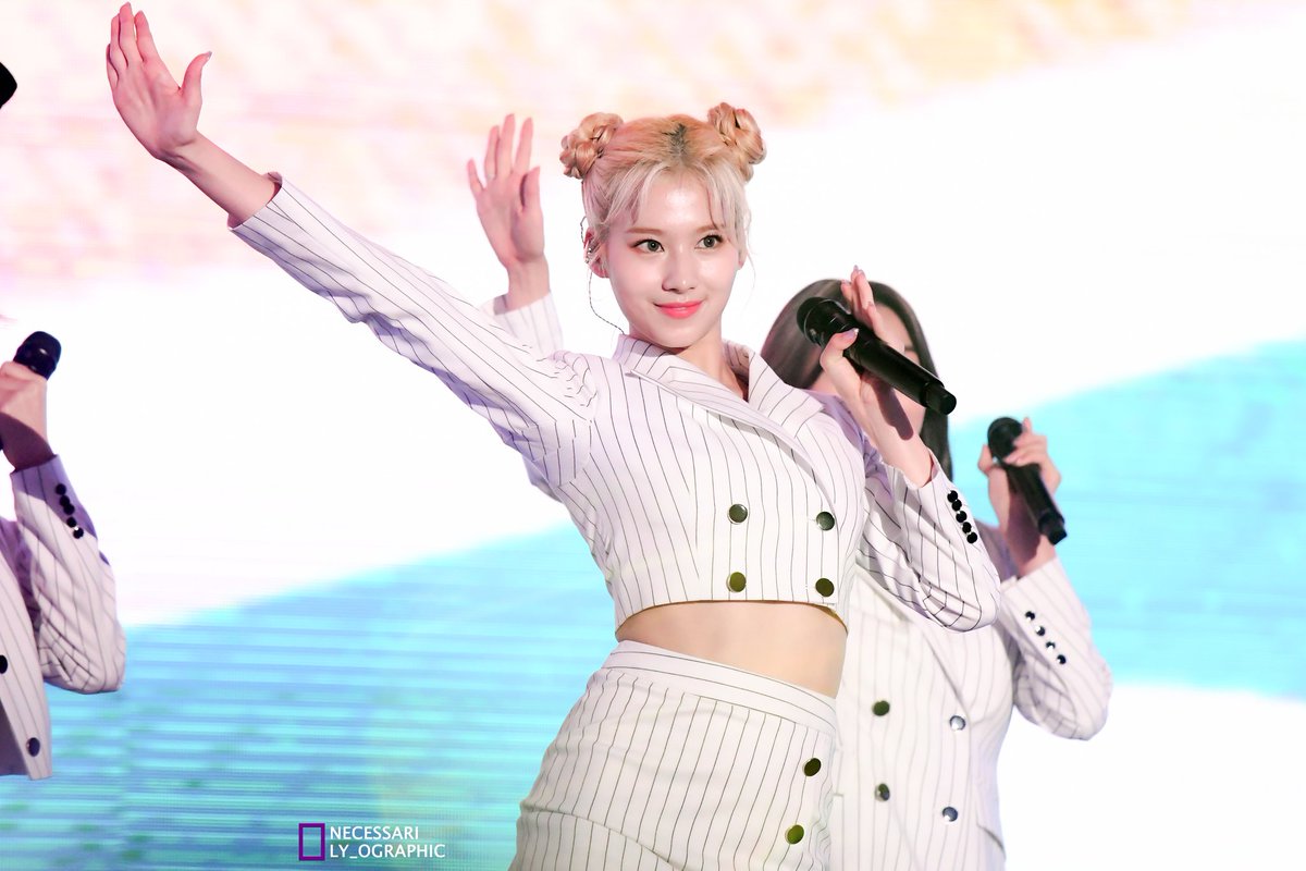 aspire_for_BTS's tweet photo. 190811 #트와이스 #TWICE #사나
#AprilFoolsDay
조명이 아주 주옥...
사나 마니 이뿌다 반박불가 퉤퉤퉉 https://t.co/NCOH5igxZS
