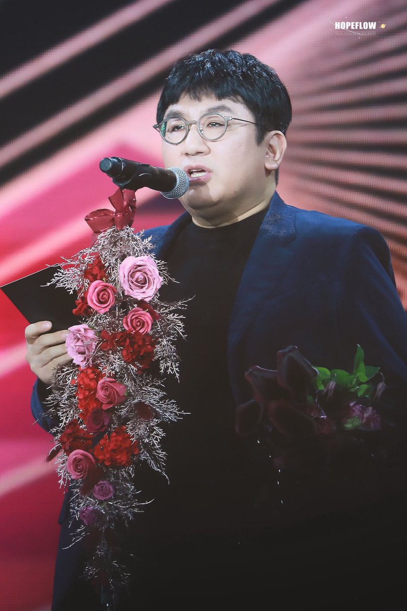 HopeFlow0218's tweet photo. 200104 GDA🦹🏻‍♂️🦹🏻‍♂️

#방시혁 #방피디 #방피디님 #빅히트 
#happyAprilFool https://t.co/zHuYMhO36l