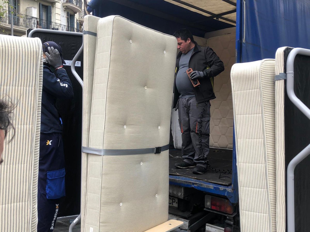 escofy70's tweet photo. Hoy hemos entregado nuestras camas supletorias al hospital de Bellvitge aportando nuestro granito de arena en lucha contra esta pandemic. @CrownePlazaBCN #COVID19 #QuedateEnCasa #EmergenciaSanitaria https://t.co/oBE649GX6M