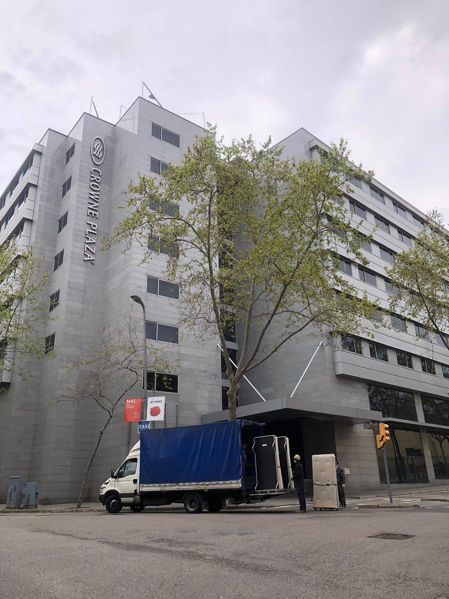 escofy70's tweet photo. Hoy hemos entregado nuestras camas supletorias al hospital de Bellvitge aportando nuestro granito de arena en lucha contra esta pandemic. @CrownePlazaBCN #COVID19 #QuedateEnCasa #EmergenciaSanitaria https://t.co/oBE649GX6M
