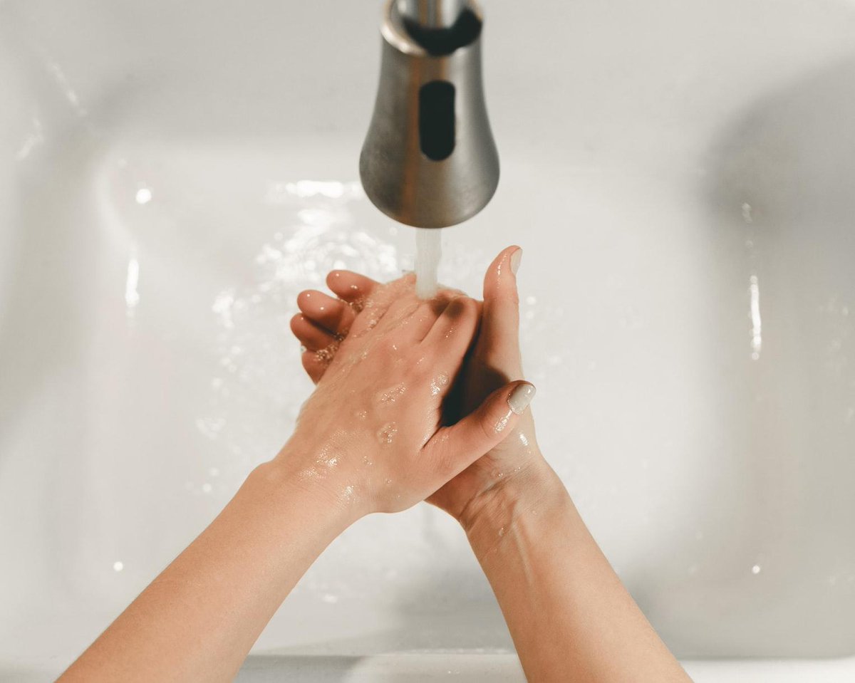 coast2coastpd's tweet photo. #HealthTip: Whatever industry you’re in, handwashing is a win for everyone. Except germs! With everything happening in the world today, make sure you’re keeping yourself and others safe by washing your hands often! 👍
.
.
#WashYourHands #HockeyLife #HockeyPlayer #HockeyIsLife https://t.co/KMt7g2vryr