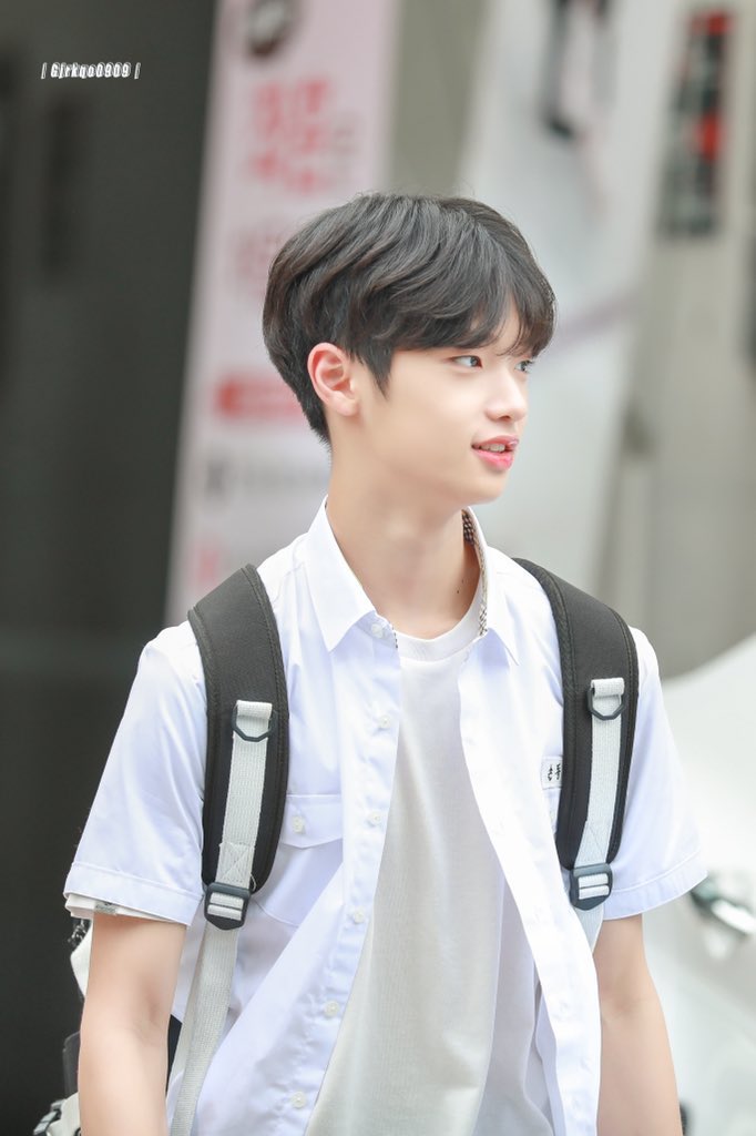 Best_schoollook's tweet photo. 1. 구 엑스원 손동표 
그 난해하다는 영동고 파란체크도 거뜬히 소화하는 교복찰떡와기입니당 하복,한림교복도 잘어울리는 동표 보고가세요 라고 제보주셨습니다
#손동표 #동표 https://t.co/y9vOKQnQDm