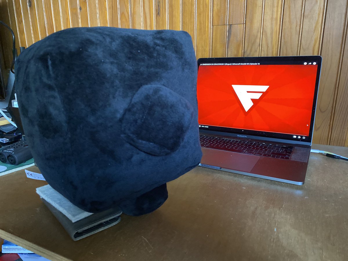 seblinux78's tweet photo. @FuzeIII Didier qui regarde une de FuzeIII #fuzeIII #YouTube #minecraft #didierfuze https://t.co/CweHIlvpYy