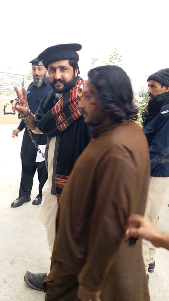 RashidPashteen's tweet photo. حنیف پشتین وہ بہادر اور نڈر نوجوان ہے جو خڑ قمر کے واقعے کے کریک ڈاون کے دوران بھی مشکل حالات میں بھی میدان میں ڈٹ کر کھڑا رہا اور انصاف کا کیلیے اواز اٹھاتا رہا۔ حنیف کو صرف اس کی بہادری اور حوصلے کی سزا مِل رہی ہے۔ 

#SetFreeHanifPashteen https://t.co/EncpKkixUm