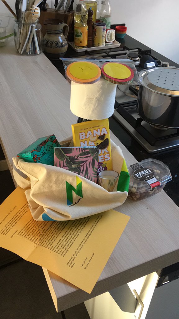 En dan tussen alles door hangt er ineens een tas aan je voordeur. Wat een attent gebaar van de schoolleiding van Notre Dame <a href="/MDeutekom/">Marij Van Deutekom</a> @edvanloon