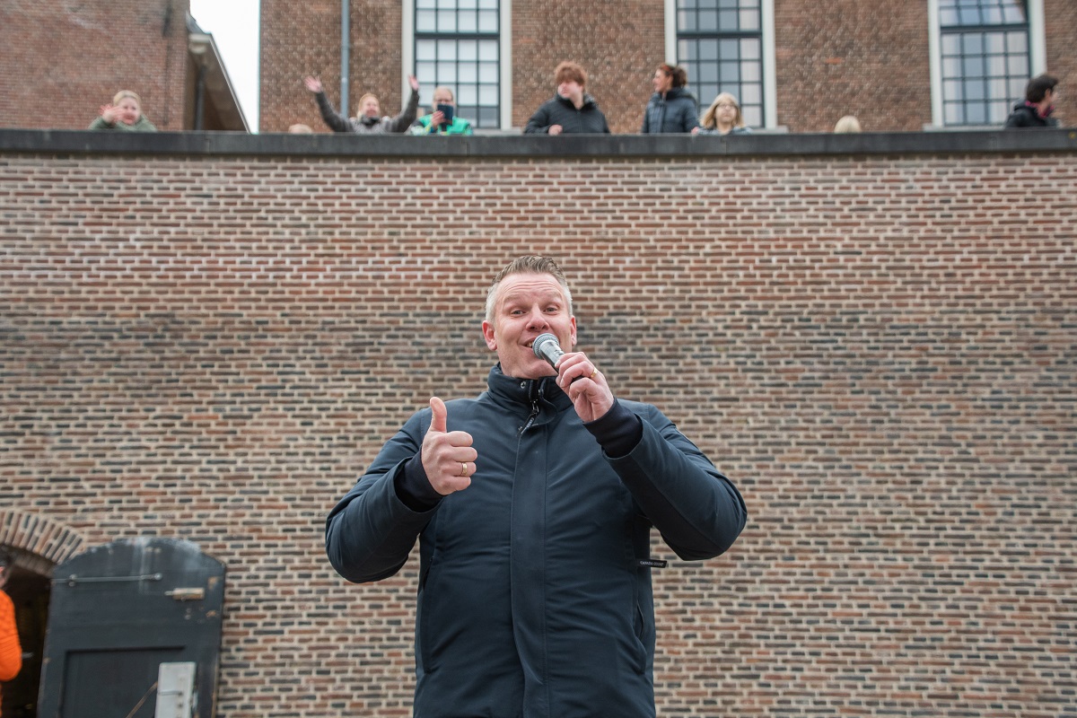 Indebuurt Woerden - Zanger Marco doet een tournee langs Woerdense zorginstellingen: ‘Mensen genieten er echt van’ dlvr.it/RSvzKC
