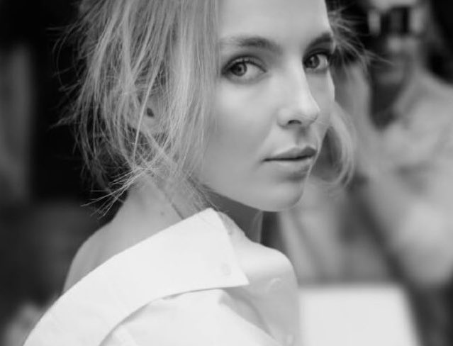 JodieComer_BR's tweet photo. "Quando eu tinha 16 anos, eu era obcecada por maquiagem. À medida que envelheci, percebi que me sinto mais confortável sem maquiagem." — Jodie Comer para a @BritishVogue.

#ThinkBeautifully ✨
#JodieComer
#NoblePanacea https://t.co/j5gCru3Wic