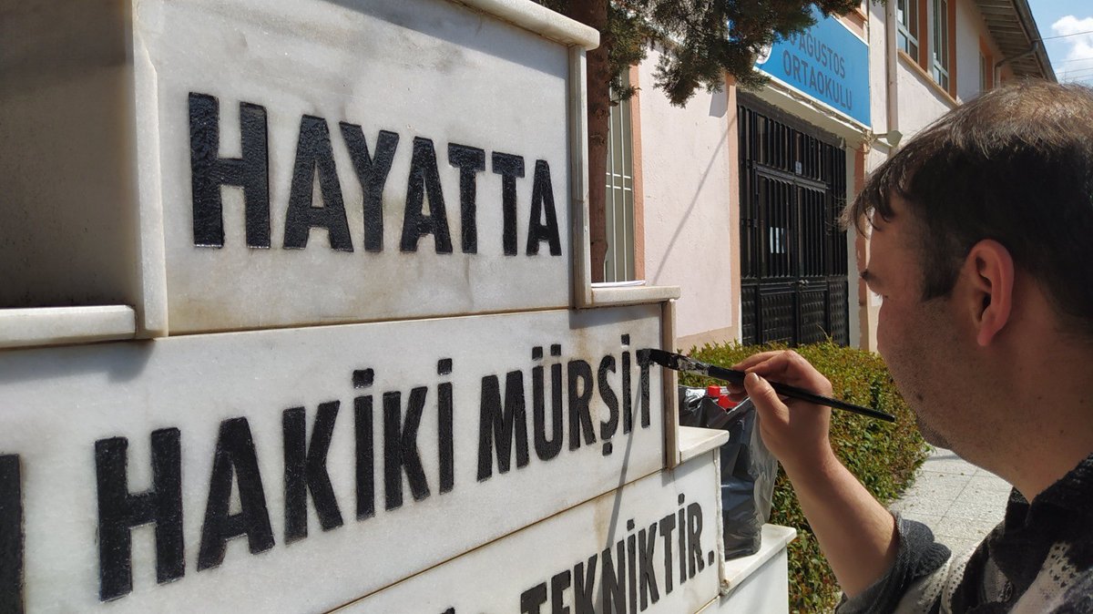 Biz10TV's tweet photo. Dükkanını kapatınca Atatürk büstlerini onarmaya başladı

Denizli’de bir berber, koronavirüs nedeniyle dükkanını kapatınca Atatürk büstlerini tamir etmeye başladı.

Berber Nejdet Çakmakçı: Çocuklarımız okula başladığında Ulu Önderimizi tertemiz görsünler https://t.co/pkAYvipKdO